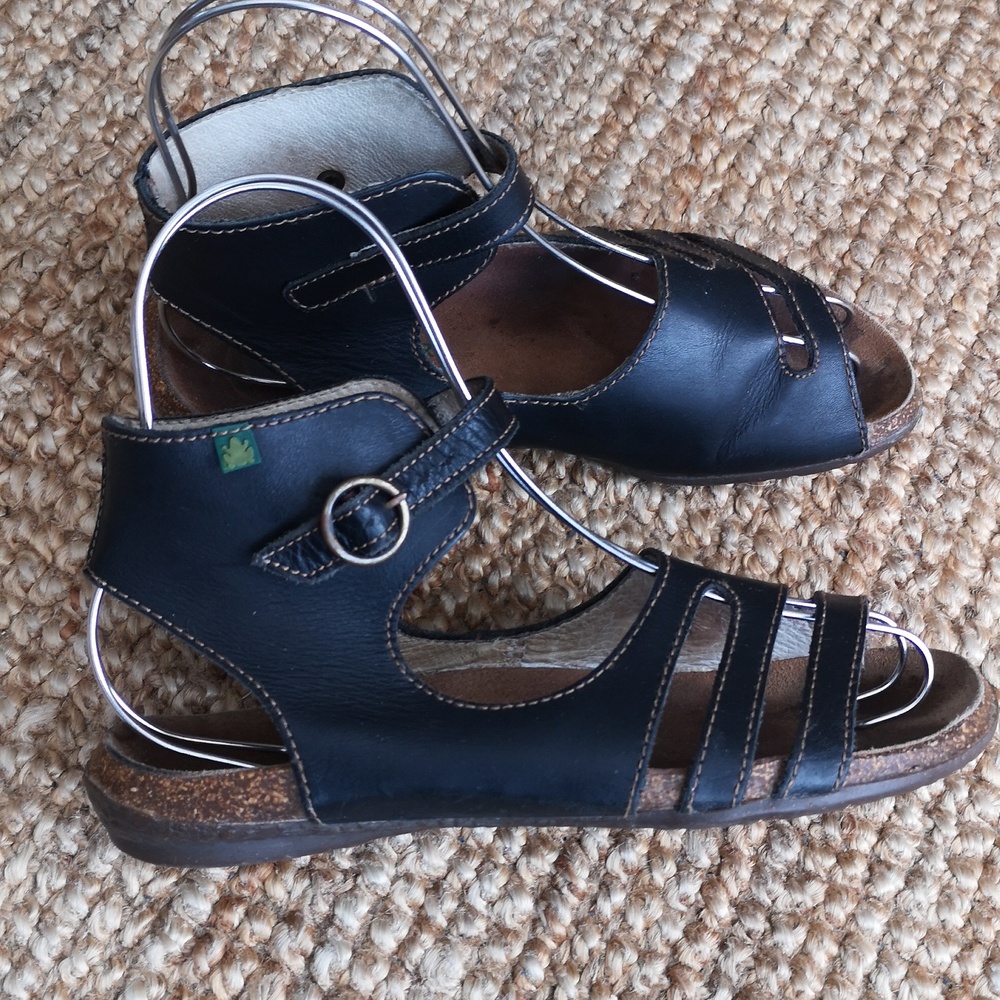 El Naturalista Black Leather Strappy Ankle Sandals